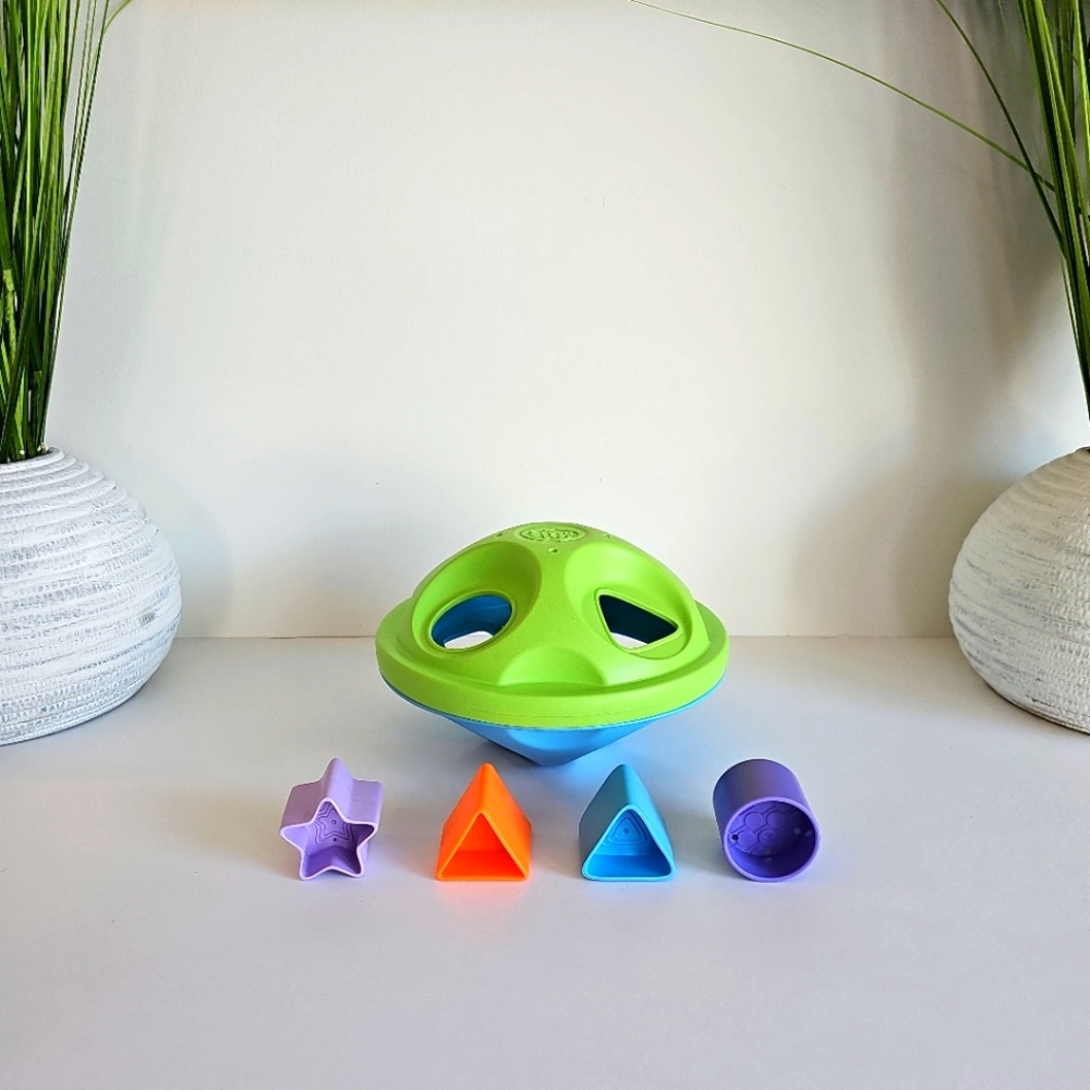 The Green Toys Shape Sorter, 1 star, 2 triangles, 1 circle, no square